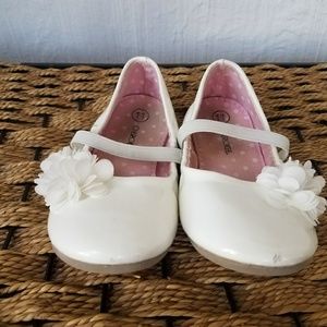 Cherokee white dress shoee